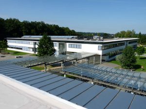 Ansicht auf das Schulgebäude. Foto vom Dach der Sporthalle.