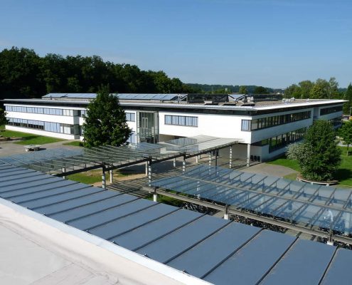 Ansicht auf das Schulgebäude. Foto vom Dach der Sporthalle.