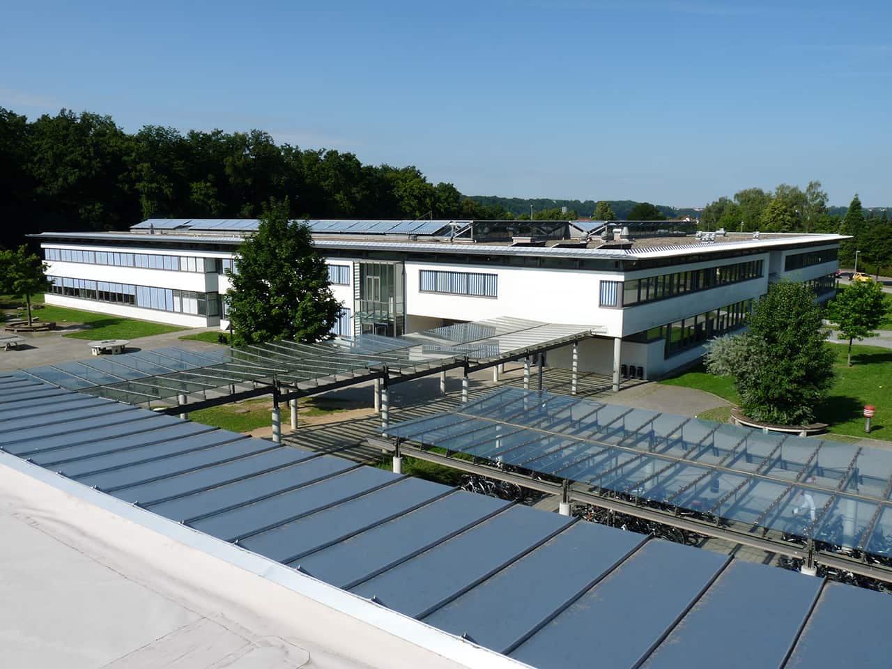 Ansicht auf das Schulgebäude. Foto vom Dach der Sporthalle.