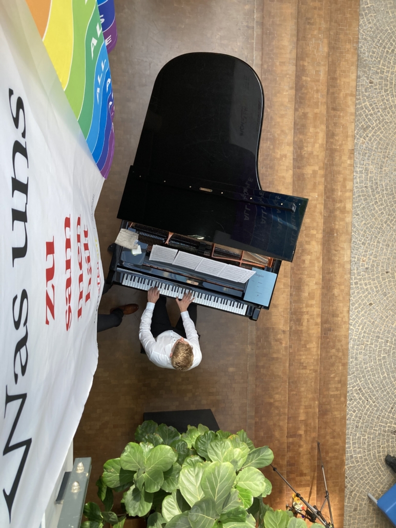 Foto des Flügels im Foyer aus einer Vogelperspektive.