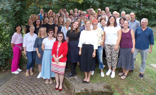Kollegiumsfoto mit allen Lehrerinnen und Lehrern