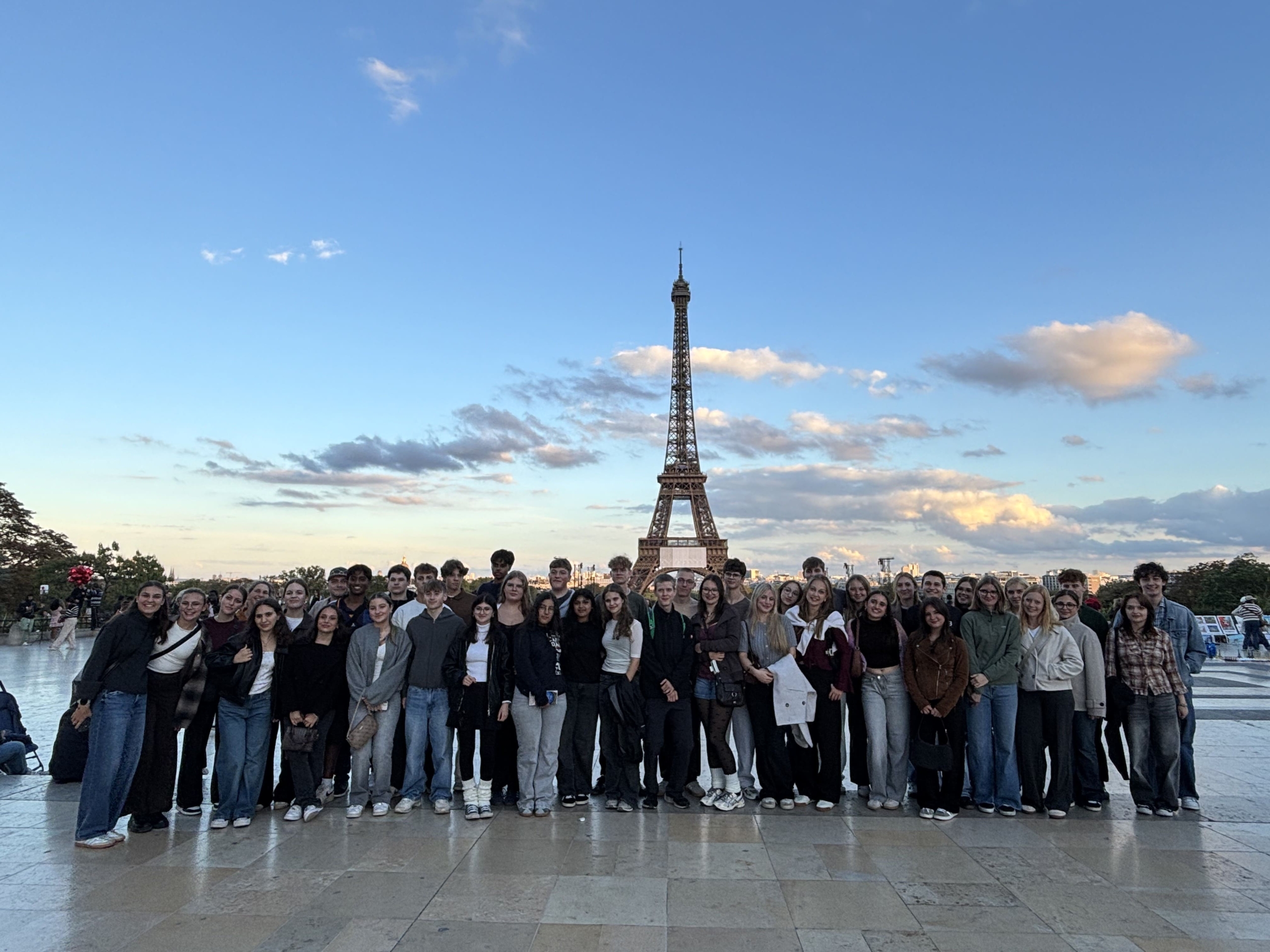 Gruppenfoto einer Schülergruppe vor dem Eifelturm