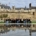 Gruppenfoto einer Schülergruppe vor dem Schloss in Nantes. Im Vordergrund ist eine Wasserfläche erkennbar.