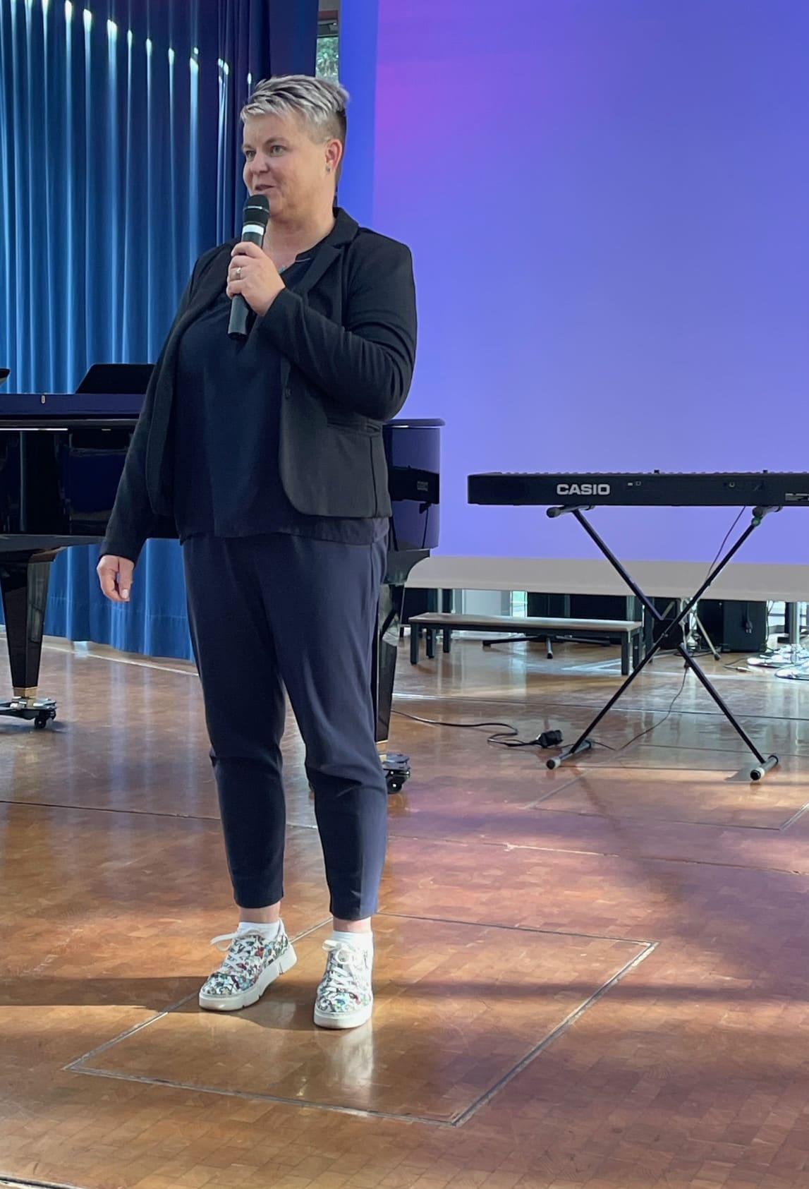 Foto von Nicole Furiato mit einem Mikrofon in der Hand
