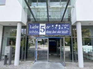 Eingangsbereich des FvAGs. Zu sehen ist ein Banner über der Tür, das 