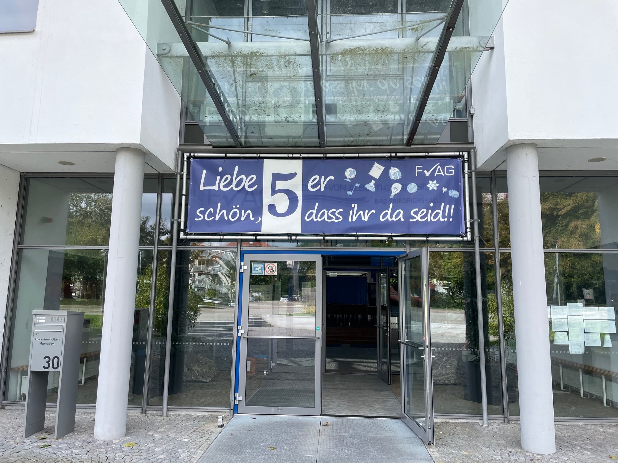 Eingangsbereich des FvAGs. Zu sehen ist ein Banner über der Tür, das "Liebe 5er, schön, dass ihr da seid" zeigt.