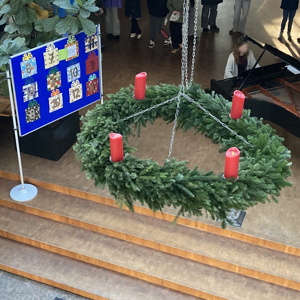 Adventskalender und Adventskranz im Foyer der Schule