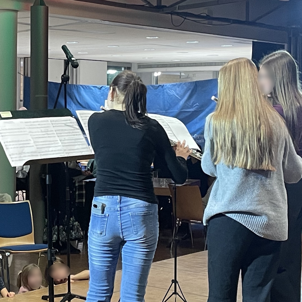 Schülerinnen musizieren mit Querflöten