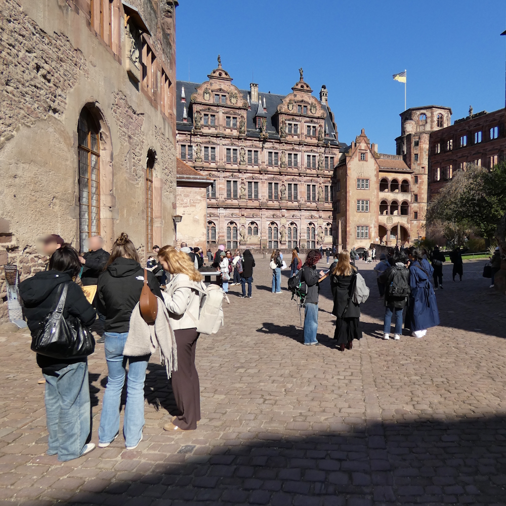 Schülerinnen und Schüler im Hof des Heidelberger Schlosses