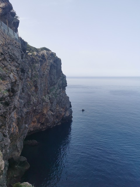 Foto einer Steilküste. Links sind Klippen und rechts das Meer zu sehen.