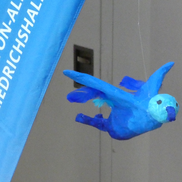 gebastelter blauer Vogel im Foyer