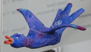 gebastelter blauer Vogel im Foyer