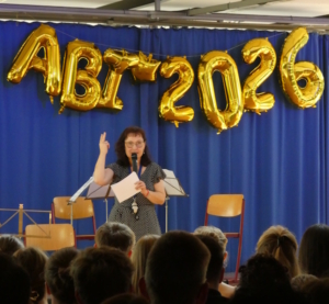 Schulleiterin vor dem Schriftzug Abi 2026