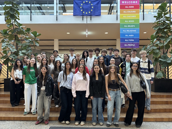 Schülergruppe im Foyer der Schule